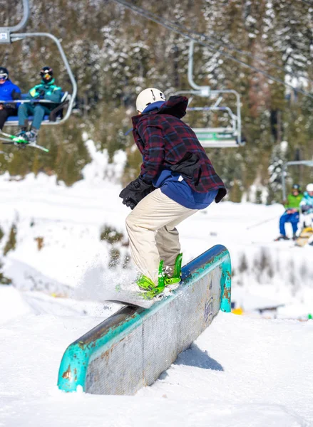 Bukovel Ucrania Marzo 2018 Snowboard Pro Rider Performs Grind Trick —  Fotos de Stock