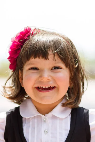 Portret Cute Dziewczynka Żywych Emocji Naśladuje Śmieszne — Zdjęcie stockowe