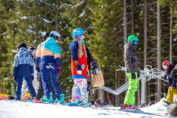 Bukovel Ukrajna Március 2018 Csoport Snowboardosok Ingyenes Síbusz Lovasok Pályán — Stock Fotó