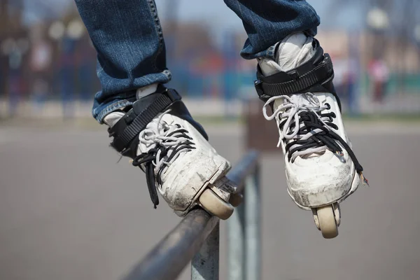 Rollerblader Slipning Järnväg Skatepark Utomhus Tricket Ovansida Makio Eller Fishbrain — Stockfoto