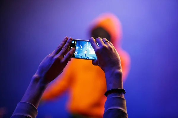 莫斯科 2017年2月16日 音乐爱好者手电影大音乐会在夜总会在他的现代智能手机相机 手与智能手机拍摄音乐节节目在夜总会 — 图库照片