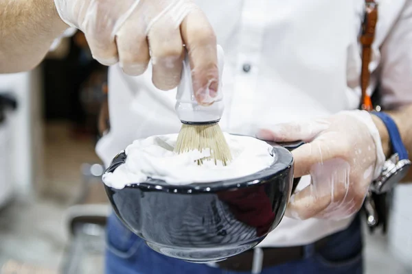 Barbeiro Batendo Espuma Barbear Com Escova Professinal Conceito Tratamento Beleza — Fotografia de Stock