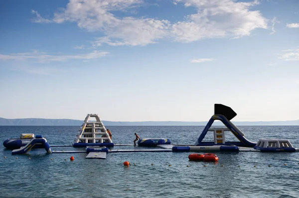 Makarska Croatia Junho 2017 Parque Infantil Inflável Praia Mar Adriático — Fotografia de Stock