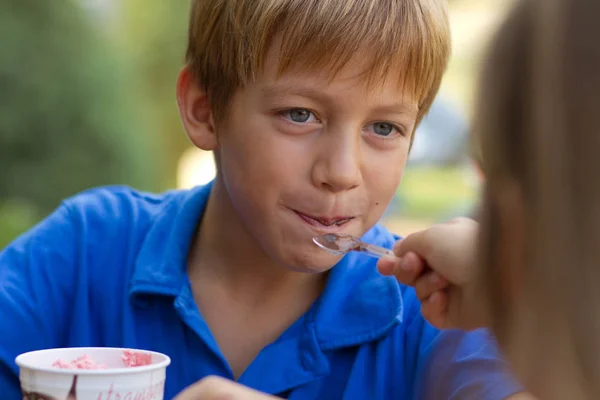 Little Brother Sister Eating Ice Cream Cafe Outdoors — Stock Photo, Image