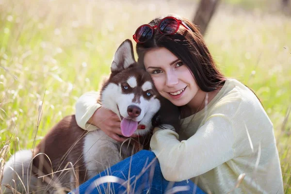 Sonriente Joven Morena Sentada Con Perro Husky Parque Verde Aire — Foto de Stock