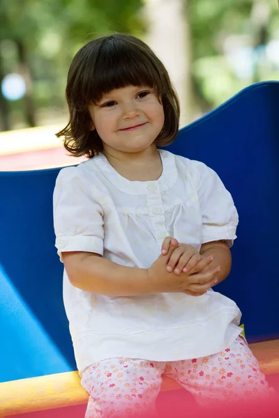 Pequena Menina Branca Divertindo Playground Dia Verão Brilhante — Fotografia de Stock