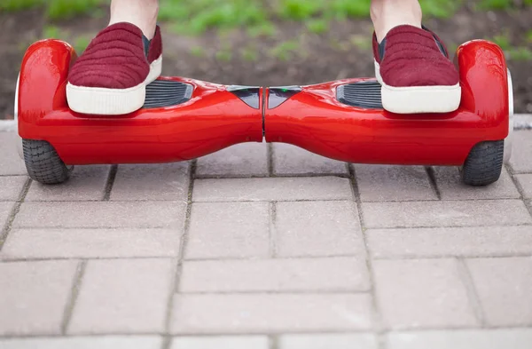 Підніміться Ноги Пояса Марсаловому Взутті Катаючись Сучасному Червоному Електричному Міні — стокове фото