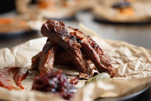 Rostas Nötkött Ben Med Sås Grillad Revbensspjäll Bbq Snabbmatsrestaurang Rökt — Stockfoto