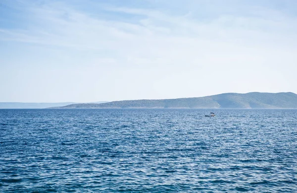 Μικρό Σκάφος Που Παρασύρονται Στη Θάλασσα Στα Κύματα Βαθύ Μπλε — Φωτογραφία Αρχείου