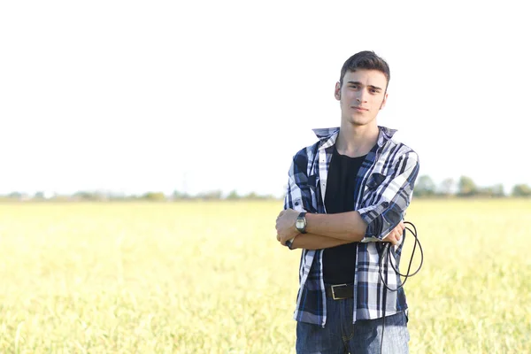 Giovane Cantante Rock Posa Con Microfono All Aperto Luminosa Giornata — Foto Stock