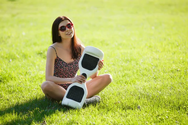 Joven Morena Con Mini Scooter Eléctrico Parque Verde Buen Tiempo —  Fotos de Stock