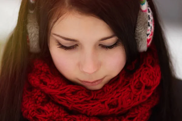 Atraktivní Dospívající Dívka Špunty Uší Procházku Světlé Zimní Den — Stock fotografie