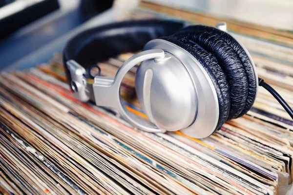 Big Silver Headphones Laying Vinyl Records Collection Audio Enthusiast Music — Stock Photo, Image
