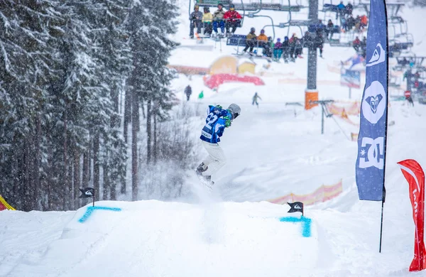Bukovel Ukrajna Március 2018 Sportoló Fiatal Snowboardos Ugrik Rámpa Ski — Stock Fotó