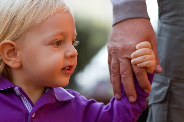 Mignon Petit Garçon Blond Avec Famille — Photo