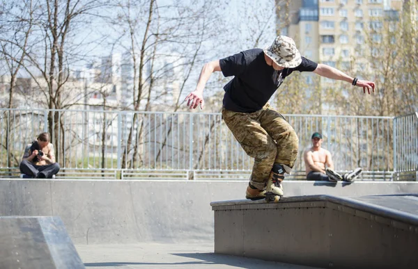Kiev April 2018 Aggressiver Inlineskate Wettbewerb Outdoor Skatepark Skater Junge — Stockfoto