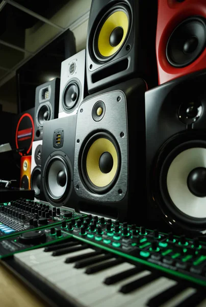 Dj가 게에서 고품질 확성기입니다 스튜디오를 고음질 사운드 시스템을 하이파이 캐비닛 — 스톡 사진