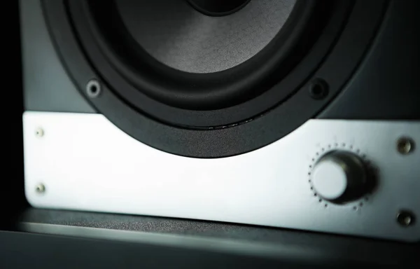 专业扬声器压关闭 高质量录音演播室技术 专业使用模拟音响设备 听音乐 扬声器盒特写 — 图库照片