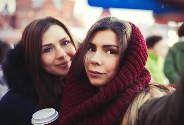 Две Молодые Белые Подруги Позируют Селфи Улице Холодный Зимний День — стоковое фото