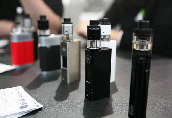 МОСКВА - 6 ДЕКАБРЯ, 2016: V ape Expo event. Экспозиция современных электронных сигарет, жидкостей для паров и испарительных устройств
