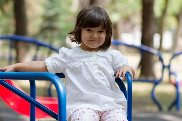 Niña Blanca Divirtiéndose Patio Recreo Día Verano Brillante — Foto de Stock