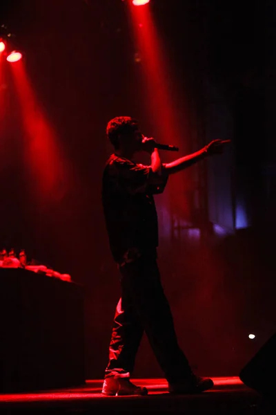 莫斯科 2016年9月2日 说唱歌手容林在夜总会的大型嘻哈音乐会 著名说唱歌手在舞台上唱歌 — 图库照片