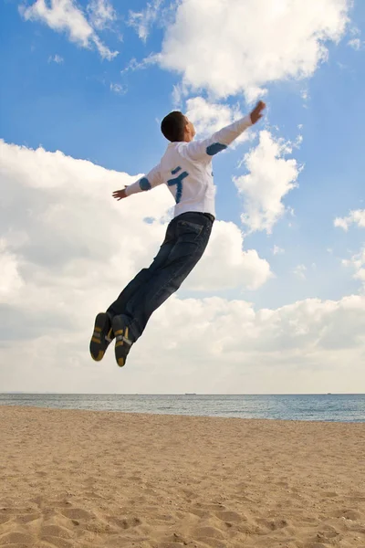 Man Springen Lucht Het Strand — Stockfoto