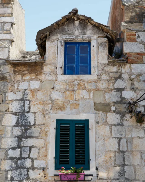 Vintage Croata Buliding Con Ventanas Viejas Shutters Ancient Casa Ladrillo — Foto de Stock