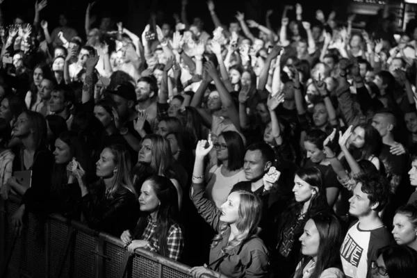 Moscow June 2016 Fãs Música Ouvindo Cantor Assai Palco Boate — Fotografia de Stock