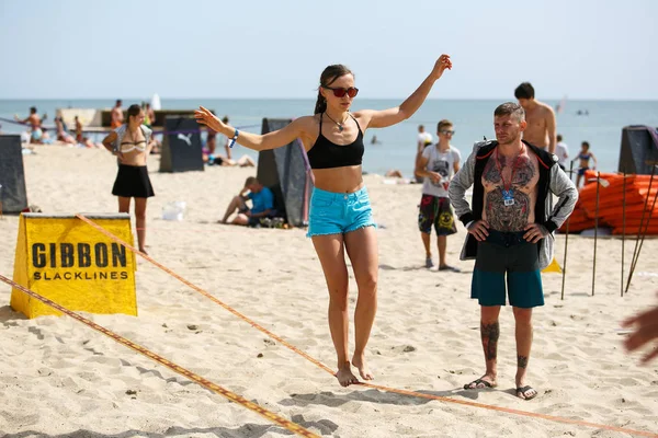 Odessa Ucrania Junio 2017 Concurso Slackline Playa Los Jóvenes Deportistas — Foto de Stock