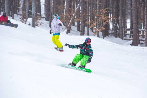 Буковел Украина Март 2018 Сноубордист Едет Борту Специализированной Лыжной Трассы — стоковое фото