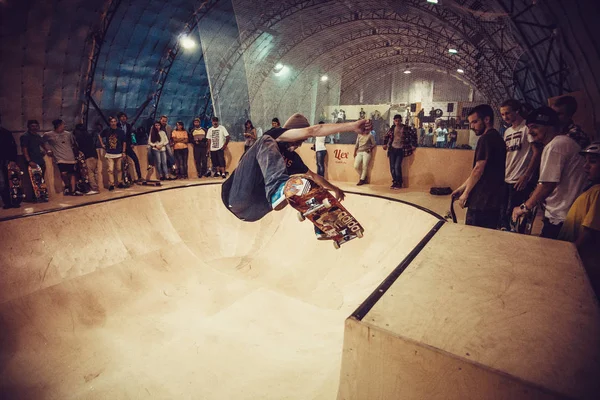 Moscou Septembre 2015 Jeune Skateboarder Fait Tour Air Sur Une — Photo