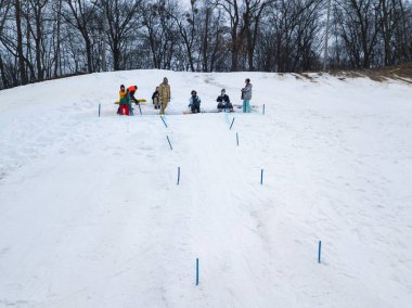 Kiev, Ukrayna - 3 Şubat, 2018: Snowboard Parkı Goloseev Kayak Park açılışı.
