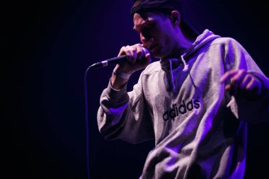 Moskova - 12 Temmuz, 2017: popüler Rus rap sahnede gece kulübü şarkıcısı Husky gerçekleştirme.