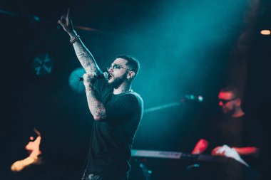 Moskova - 29 Mayıs, 2015: popüler Rus hip hop şarkıcıları L'One ve Timati gece kulübünde büyük konser. Ünlü rapçi canlı müzik kulübünde sahnede ayarla gerçekleştirme. Sahne sanatları olay