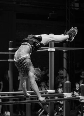 Moskova - 18 Mart, 2017: Cool iş Şampiyonası Arena Tanrılar kapalı spor salonunda dışarı. Genç sporcu iş sorunu yatay çubuklar üzerinde dışarı. Sağlıklı yaşam tarzı aktivite