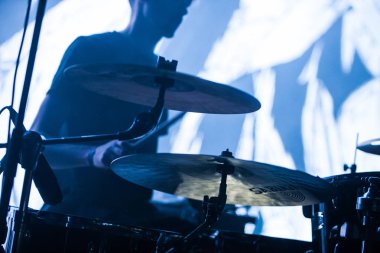 Moskova-28 Nisan, gece kulübü sahnede canlı dizi 2016:Drummer çalış. Profesyonel drumkit sahnede. Rock grubu Mujuice gece kulübünde oynarken konser