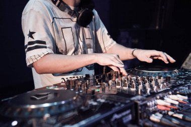 .Profesyonel müzisyen sahnede popüler müzik parçaları çalar. 