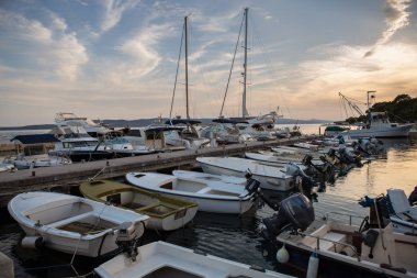 Brela, Hırvatistan-26 Haziran, 2017:Motor tekneleri rıhtımda içinde mavi liman Adriyatik Denizi Hırvat Riviera.Beautiful içinde hedef, yaz tatili için seyahat. Su el sanatları Haven'da Park. Tatil için Kiralık Tekne
