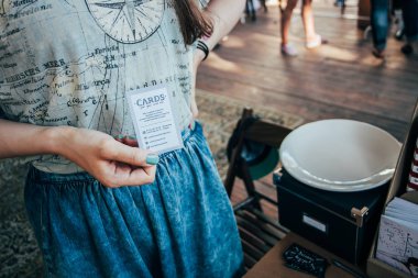 Moskova - 22 Ağustos, 2015: Tasarım Pazar Le piknik adlı popüler hipster olay Dewars Powerhouse gerçekleşti ve genç tasarımcı ve sanatçıların toplandı