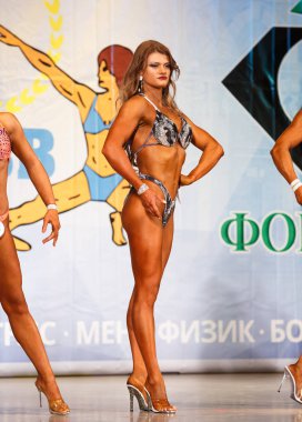 Mariupol, Ukraine - 30 Eylül, 2017: Fitness bikini spor yarışması atletik genç kadınlar arasında.