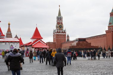 Moskova, Rusya - 21 Ocak, 2017: Kremlin kule kırmızı kare üzerinde. Popüler turistik landmark. Ulusal sembol ve Rusya Federasyonu'nda en meşhur turistik mekanlar. 