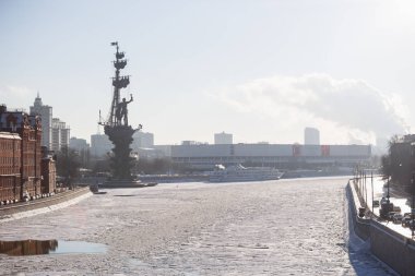 Moskova-11 Ocak, 2017: Peter Rus Capitol şehir merkezinde Moskva Nehri üzerinde Ilk anıt. Onun filo üzerinde Rus Tzar ayakta büyük rakam