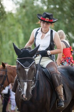 Mariupol, Ukraine - 17 Temmuz 2015: at binme Yarışması genç atlıların arasında. Yarışma açık yazın Binicilik.