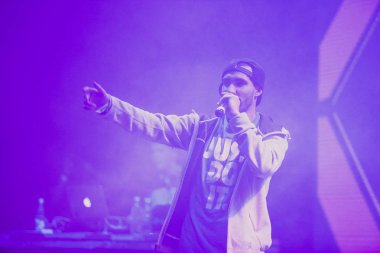 Moskova - 26 Eylül, 2015: büyük konser rapçi Kravz gece kulübünde. Popüler hip hop şarkıcı şarkı kulüp sahnede. Ünlü sanatçısı canlı gösterisini oynat. Müzik Festivali etkinliği
