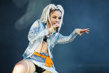 Moskova - 7 Haziran, 2016: ünlü şarkıcı Abra Lastochka açık hava Müzik Festivali'nde konser.