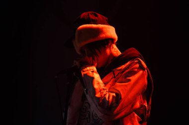 Moskova - 30 Mart, 2017: Lil canlı performans Peep ayarla gece kulübünde sahnede ünlü Amerikan emo-tuzak şarkıcı.