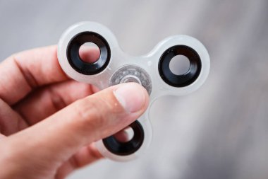 Popüler parmak spinner aygıt ile boy oynayın. Modern topluca iplik oyuncak yatakları üzerinde. Elinde sıralayacağız ve serin yeni püf noktaları öğrenin. Bu yeni dönen becerikli alet ile eğlenin. 