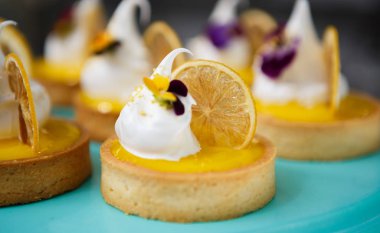 Narenciye ile lezzetli bisküvi tart ve krem yemek. İtalyan pasta Cafe menü öğesini kapatın. Restoranda taze pişmiş tatlı tadını çıkarın. Küçük tatlı dekoratif kek closeup çekim 