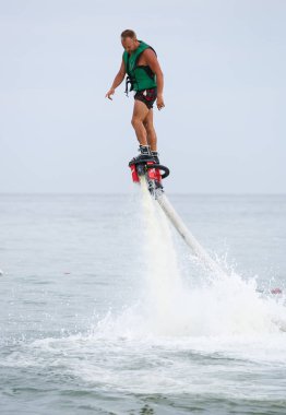 Odessa, Ukrayna-21 Ağustos, 2017:Hydrofyler jet çizme işlemi. Genç adam sürme uçmak kurulu jetski su. Yaz eğlenceli bir aktivite. Su tekne için bağlı Hydroflying jetpack kurulu